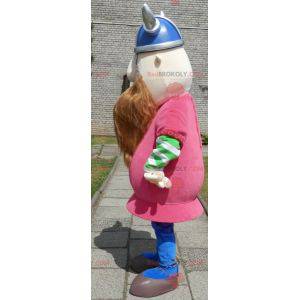 Mascote Viking barbudo vestido de rosa com um capacete -