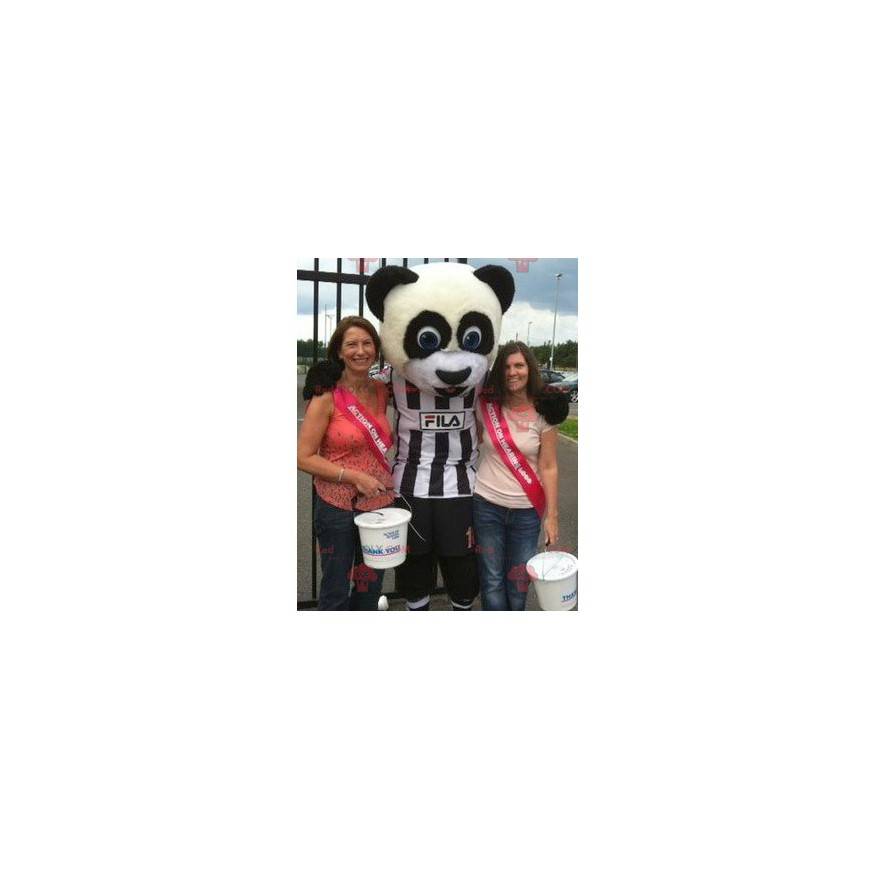 Mascote panda preto e branco em roupas esportivas -