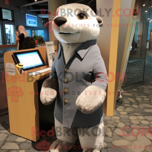 Gray Otter maskot...