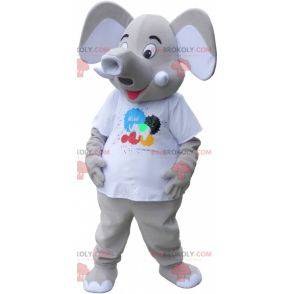 Reusachtige grijze olifant mascotte met een wit t-shirt -