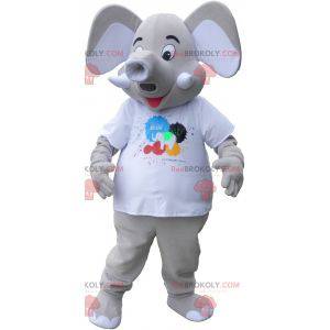 Mascota del elefante gris gigante con una camiseta blanca -