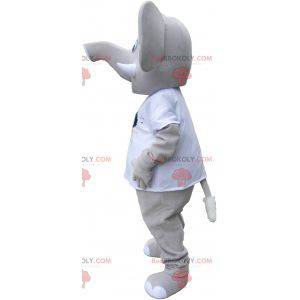 Mascota del elefante gris gigante con una camiseta blanca -