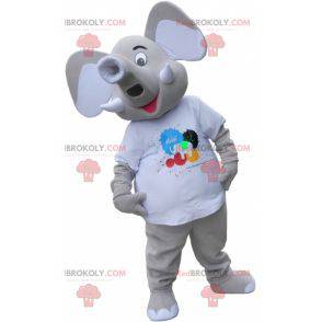 Gigantisk grå elefant maskot iført en hvit t-skjorte -