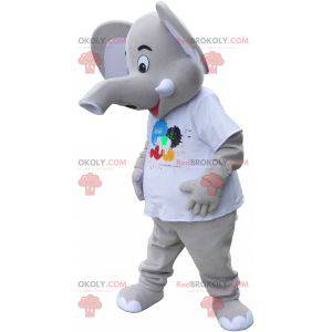 Gigante mascotte elefante grigio che indossa una maglietta