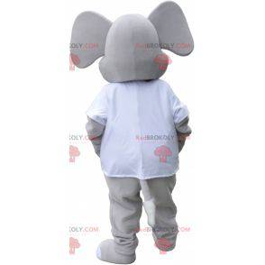 Riesiges graues Elefantenmaskottchen, das ein weißes T-Shirt
