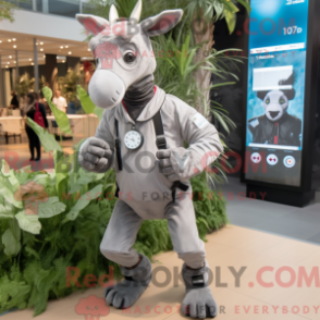 Uma grande figura de máscara de ocapi com um vestido de lebre e um fecho digital - Mascotes Okapi - RedBrokoly.com