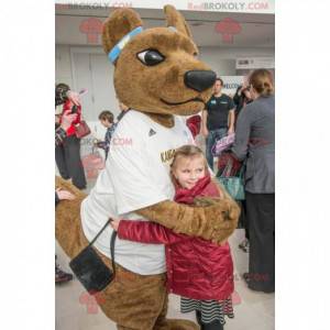 Mascotte de kangourou marron géant avec un t-shirt blanc -