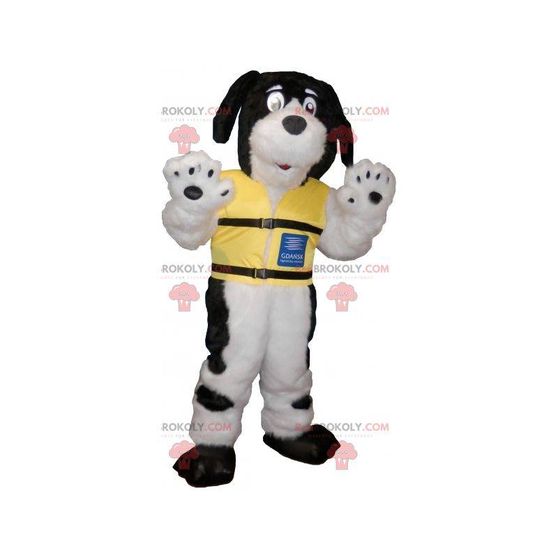 Mascota de perro peludo blanco y negro con un chaleco amarillo