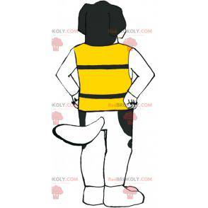 Mascota de perro peludo blanco y negro con un chaleco amarillo