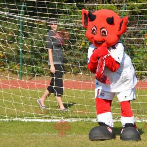 Diabo vermelho mascote diabinho em roupas esportivas -