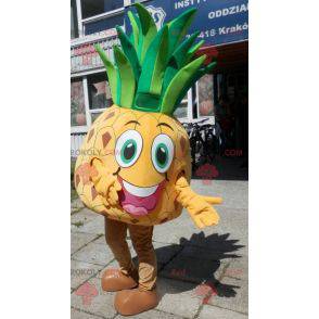 Riesiges gelbes und grünes Ananasmaskottchen. Ananaskostüm -