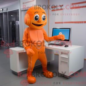 Oranžová postava maskota...
