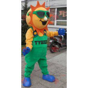 Mascotte van de zon gekleed in een groene overall -
