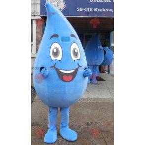 Riesiges und lächelndes Wassertropfenmaskottchen. Anzug fallen