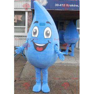 Riesiges und lächelndes Wassertropfenmaskottchen. Anzug fallen