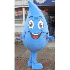 Riesiges und lächelndes Wassertropfenmaskottchen. Anzug fallen