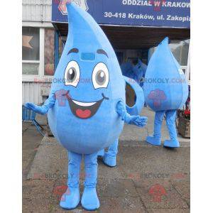 Gigantisk og smilende vanndråpe-maskot. Slipp dress -