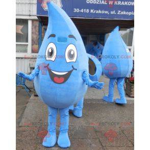Riesiges und lächelndes Wassertropfenmaskottchen. Anzug fallen