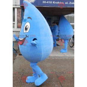Riesiges und lächelndes Wassertropfenmaskottchen. Anzug fallen