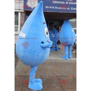 Riesiges und lächelndes Wassertropfenmaskottchen. Anzug fallen