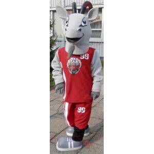 Mascot deporte cabra. Traje de cabra gris en ropa deportiva -