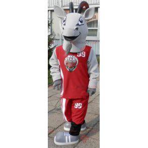 Mascot deporte cabra. Traje de cabra gris en ropa deportiva -