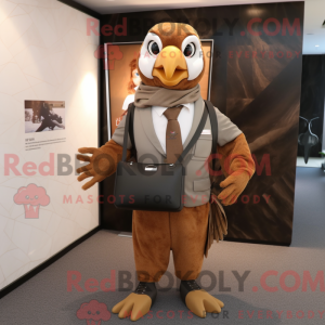 Brun Falcon maskotka...