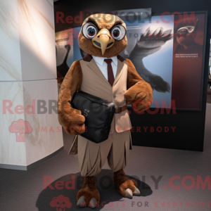 Brun Falcon maskotka...