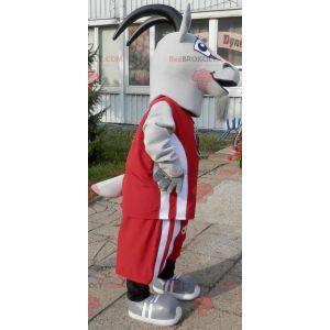 Mascot deporte cabra. Traje de cabra gris en ropa deportiva -