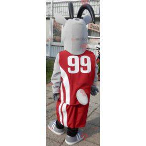 Mascot deporte cabra. Traje de cabra gris en ropa deportiva -