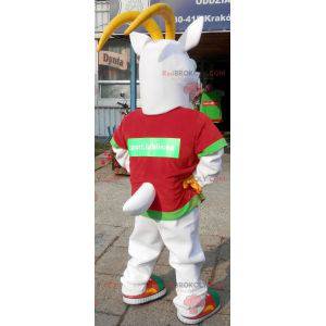 Mascot deporte cabra. Traje de cabra gris en ropa deportiva -