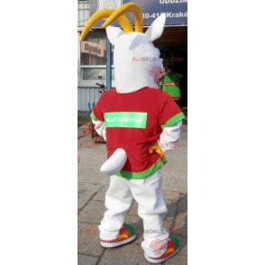 Mascot deporte cabra. Traje de cabra gris en ropa deportiva -