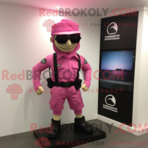 Fantasia de mascote Para Commando rosa com short e alfinetes de lapela - Mascotes do Para Commando - RedBrokoly.com