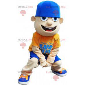 Mascota adolescente vestida de amarillo y azul con una gorra -