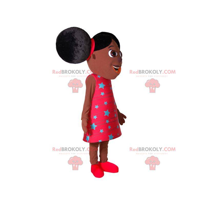 Mascota de niña africana con dos grandes edredones -
