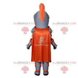 Rittermaskottchen mit grauer und orangefarbener Rüstung -