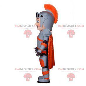 Mascota de caballero con armadura gris y naranja. -