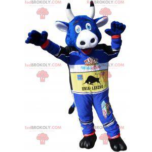 Blaues Kuhmaskottchen gekleidet im Rennstreckenoutfit -