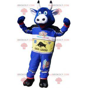 Niebieska maskotka krowa ubrana w strój wyścigowy -