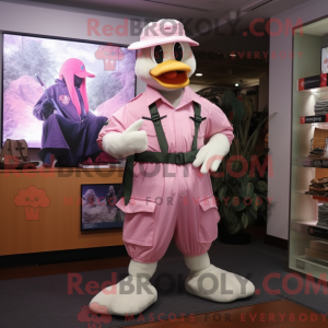 Pink Goose maskot...