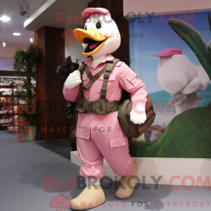 Pink Goose maskot...