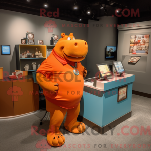 Orange flodhest maskot...
