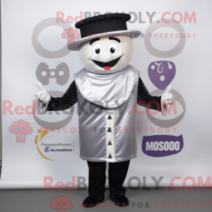 Stříbrná postava maskota...