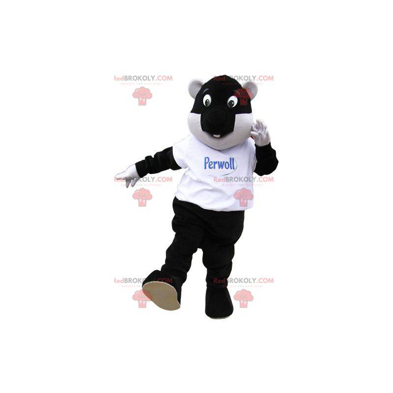 Grande mascote castor preto e branco parecendo engraçado -