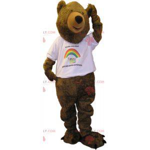 Mascote grande urso pardo com uma camiseta branca -