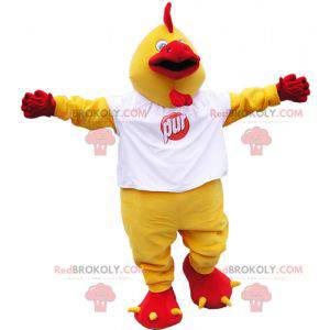 Mascota gallo gigante amarillo y rojo con una camiseta blanca -