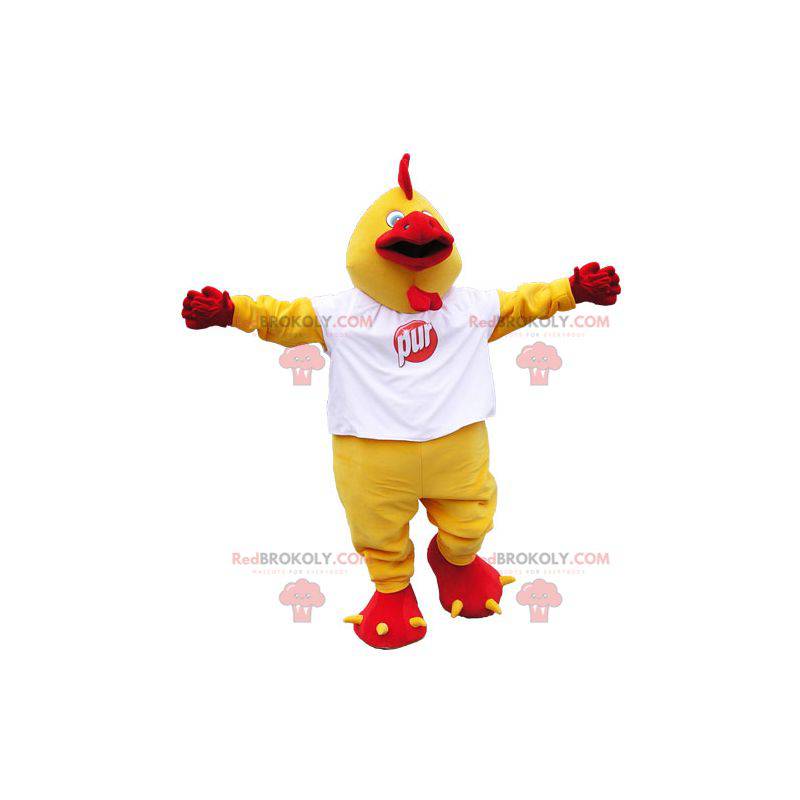 Kæmpe gul og rød hane maskot med en hvid t-shirt -
