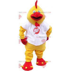 Mascota gallo gigante amarillo y rojo con una camiseta blanca -