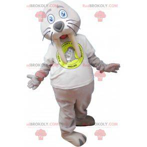 Mascota de morsa gigante gris con una camiseta blanca -