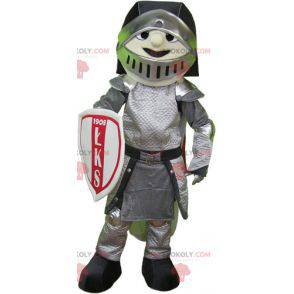 Cavaleiro mascote em armadura com capacete e escudo -